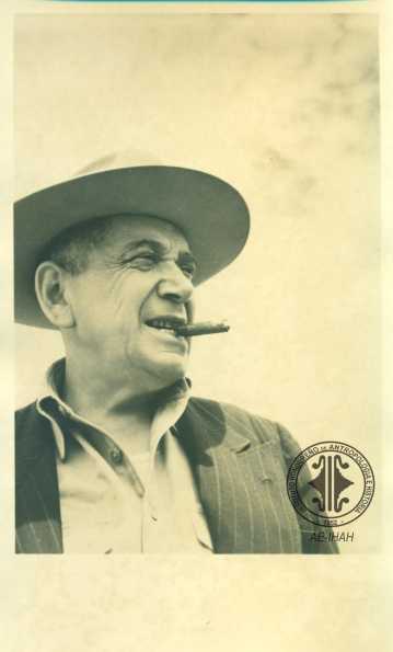 Juan Manuel Gálvez fumando habano. 