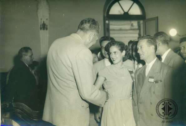 Juan Manuel Gálvez saludando a señorita. 