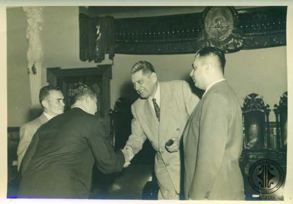 Juan Manuel Gálvez saludando en salón azúl. 