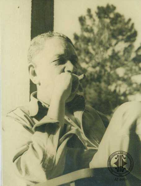 Cercana Juan Manuel Gálvez fumando habano.