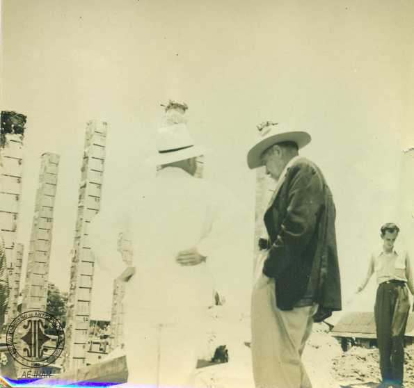 Juan Manuel Gálvez observando pilares. 