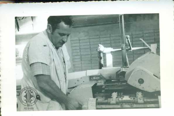 Hombre trabajando en máquina.