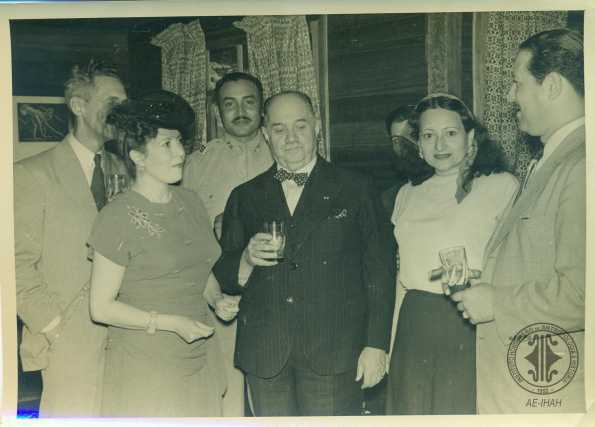 A la izquierda Margot Romero de Izaguirre.