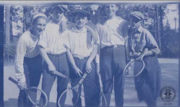 Jóvenes con raquetas de tenis.
