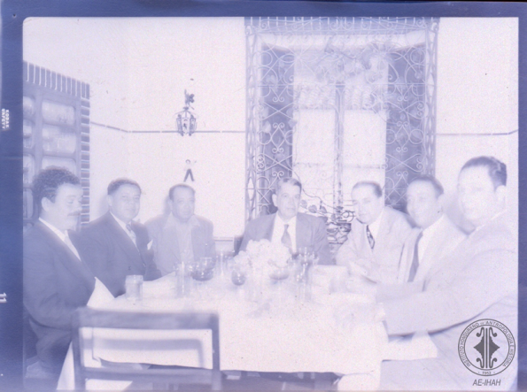 Juan Manuel Gálvez con otras personas sentados en mesa