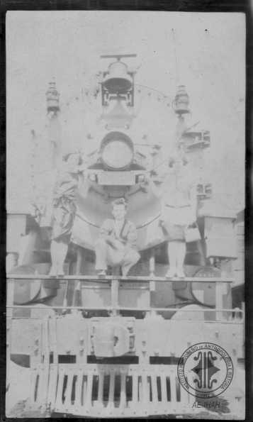 Jóvenes posando en ferrocarril.