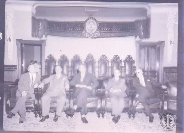 Juan Manuel Gálvez junto a caballeros reunidos en el salón azúl.