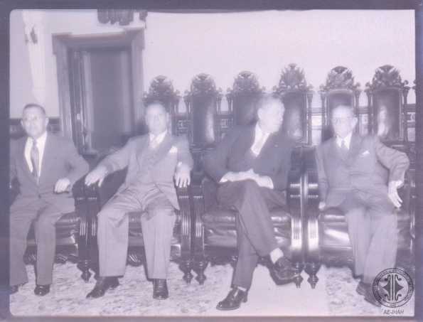 Juan Manuel Gálvez junto a cuatro caballeros.