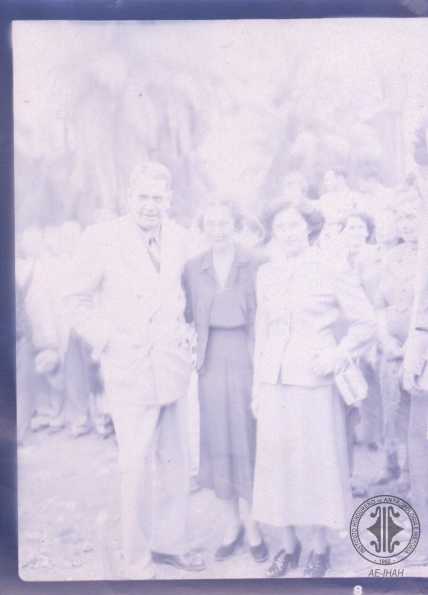 Juan Manuel Gálvez junto a dos damas.