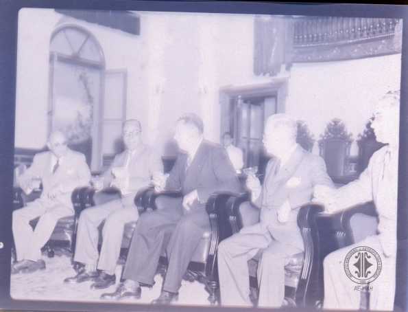 Juan Manuel Gálvez sentado con su gabinete