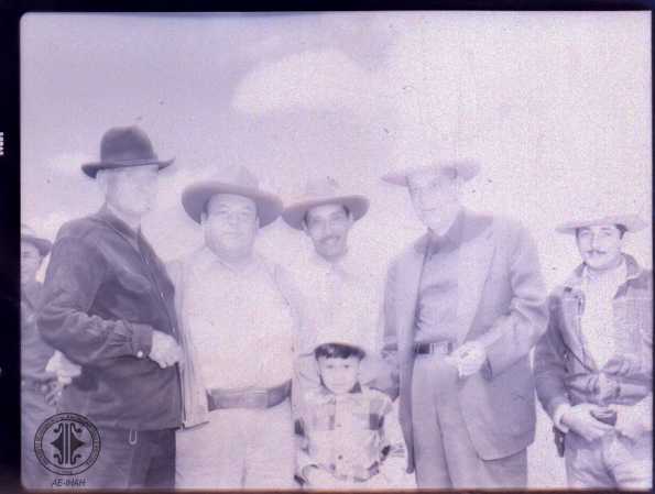 Juan Manuel Galvez posando con otros caballeros