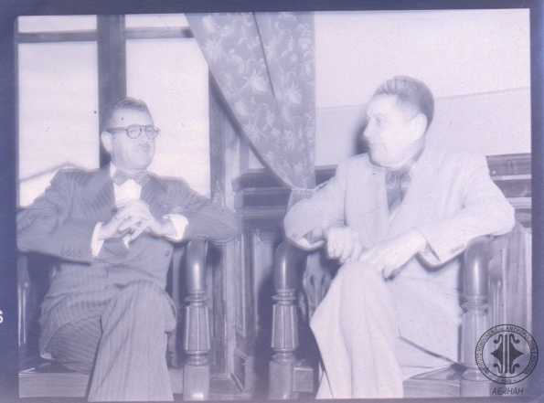 Juan Manuel Gálvez sentado junto a caballero.