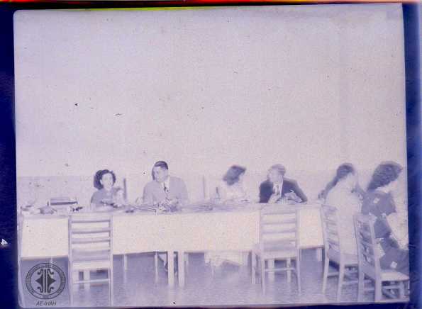 Juan ManuelGalvez junto a mesa.