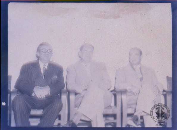 Juan Manuel Gálvez con dos caballeros.