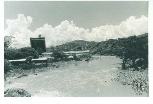 Blanco y negro, huracán Fifi, río Choluteca vista del IHSS. 