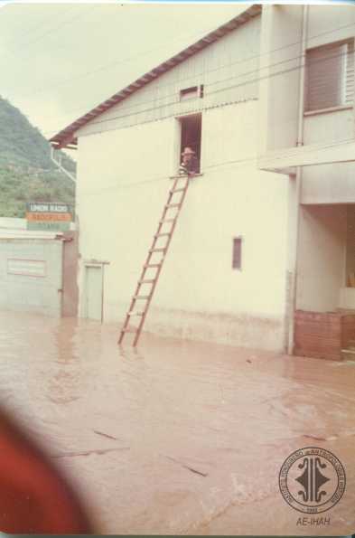 Huracán Fifi, hombre observando inundación. 